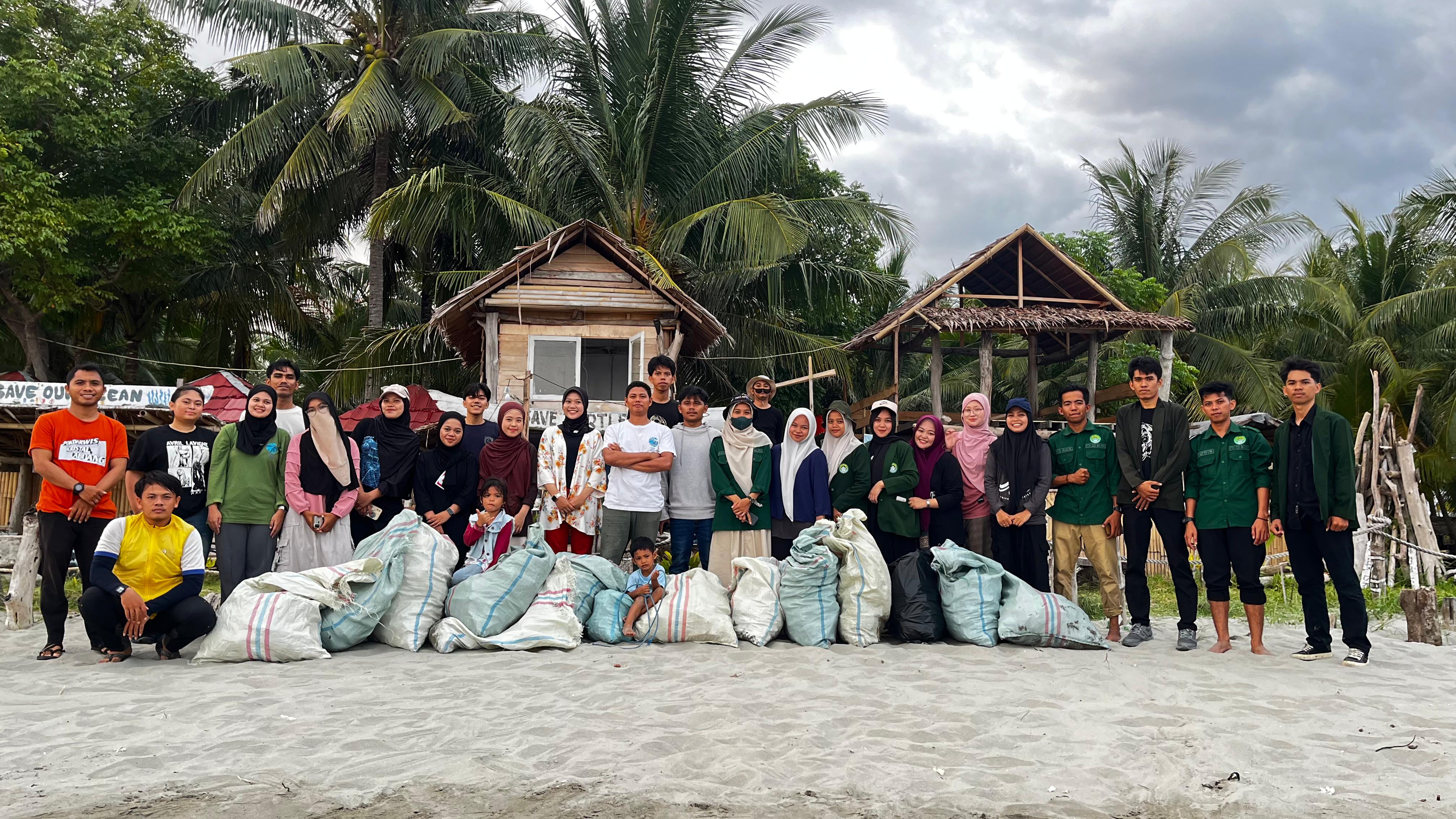 Dari Iman ke Aksi Mahasiswa STAI DDI Majene Gaungkan Ekoteologi Lewat Bersih Pantai Babatoa