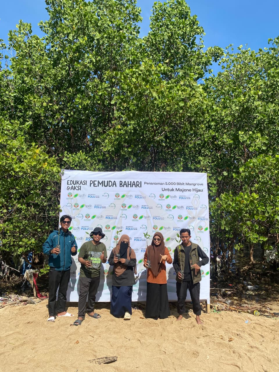 PEDULI LINGKUNGAN, STAI DDI MAJENE IKUT SUKSESKAN AKSI 5.000 BIBIT MANGROVE DI PAMBOANG KABUPATEN MAJENE.