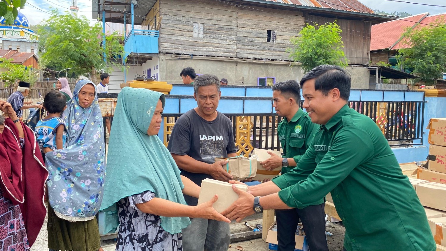 Kolaborasi Charity dan LDK STAI DDI Majene Salurkan Bantuan untuk Korban Kebakaran di Galung Tuluk