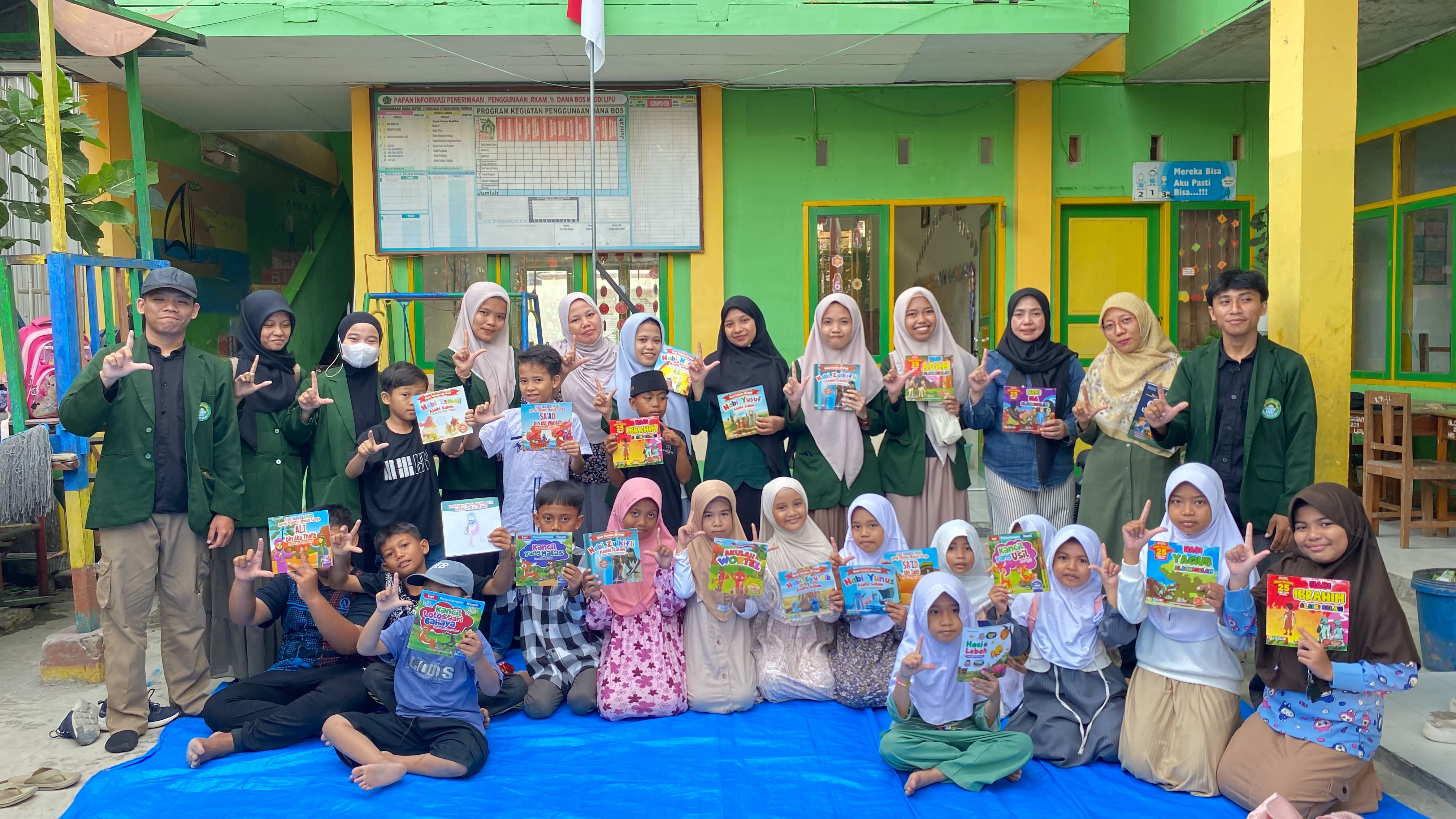 Menumbuhkan Cinta Baca Sejak Dini, Dosen dan Mahasiswa STAI DDI Majene Bina Literasi di MI DDI Lipu