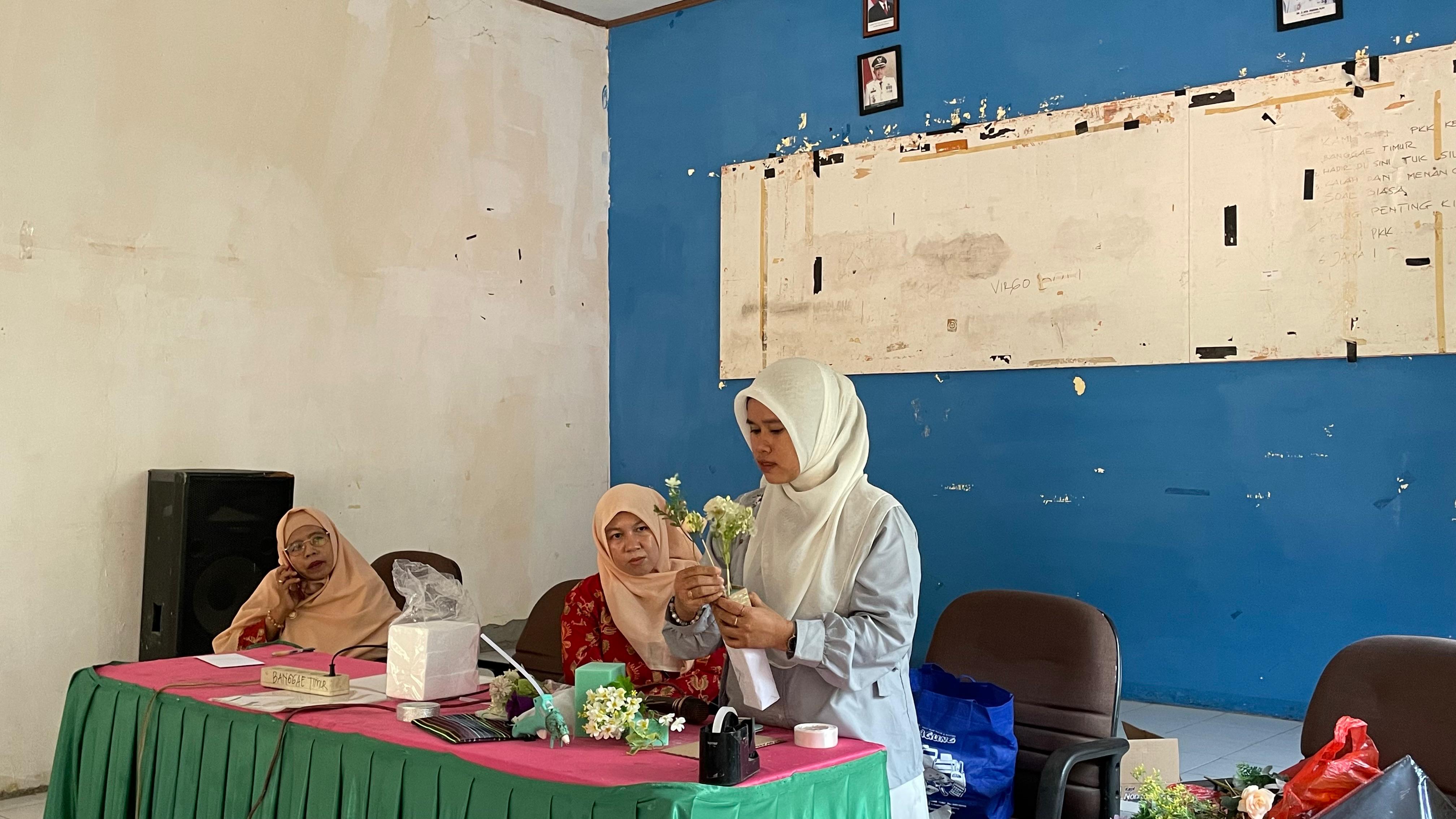 Dosen STAI DDI Majene Jadi Narasumber Pelatihan Pembuatan Buket Dharma Wanita Persatuan Banggae Timur